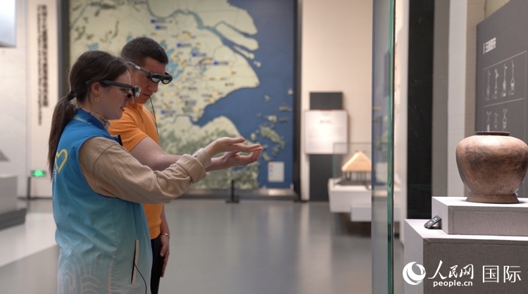 人民網(wǎng)外籍專家在良渚博物院體驗(yàn)AR眼鏡。人民網(wǎng)記者 袁蒙攝