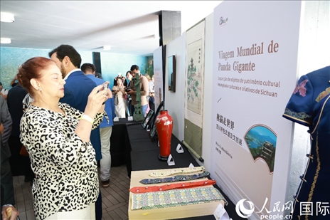 巴西民眾在活動現(xiàn)場在四川非遺前駐足觀看。人民網(wǎng)記者 陳海琪攝