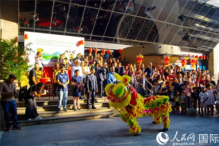 巴西民眾在里約天文館前觀看舞獅表演。四川省文化和旅游廳供圖。