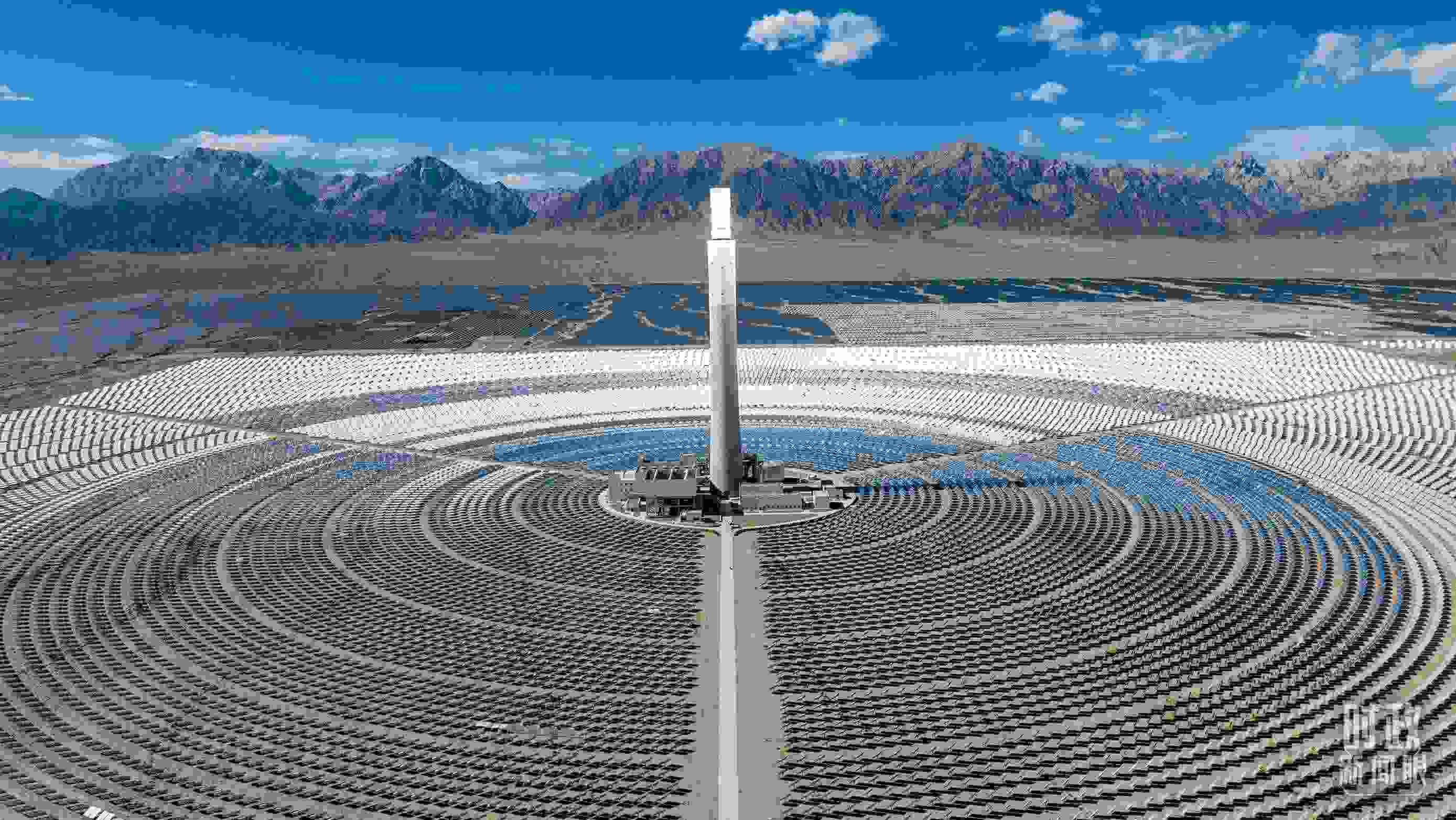 △青海海西德令哈塔式熔鹽儲能光熱發(fā)電廠。（圖/視覺中國）