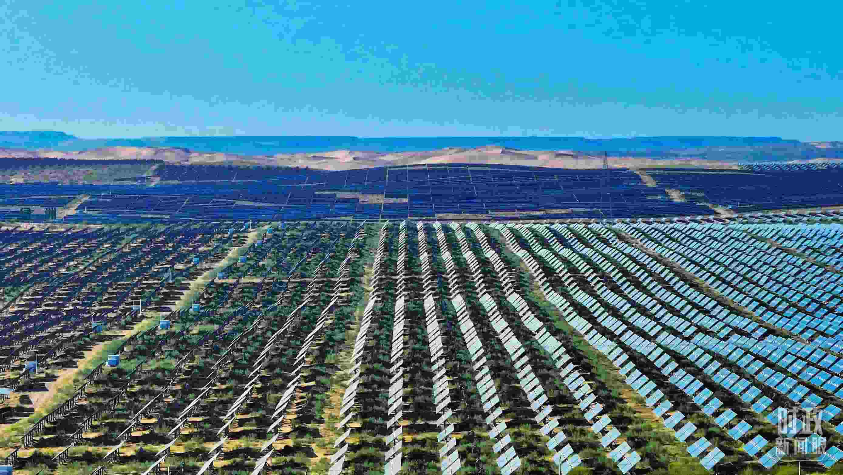 △內(nèi)蒙古鄂爾多斯，庫布其沙漠新能源基地。（圖/視覺中國）