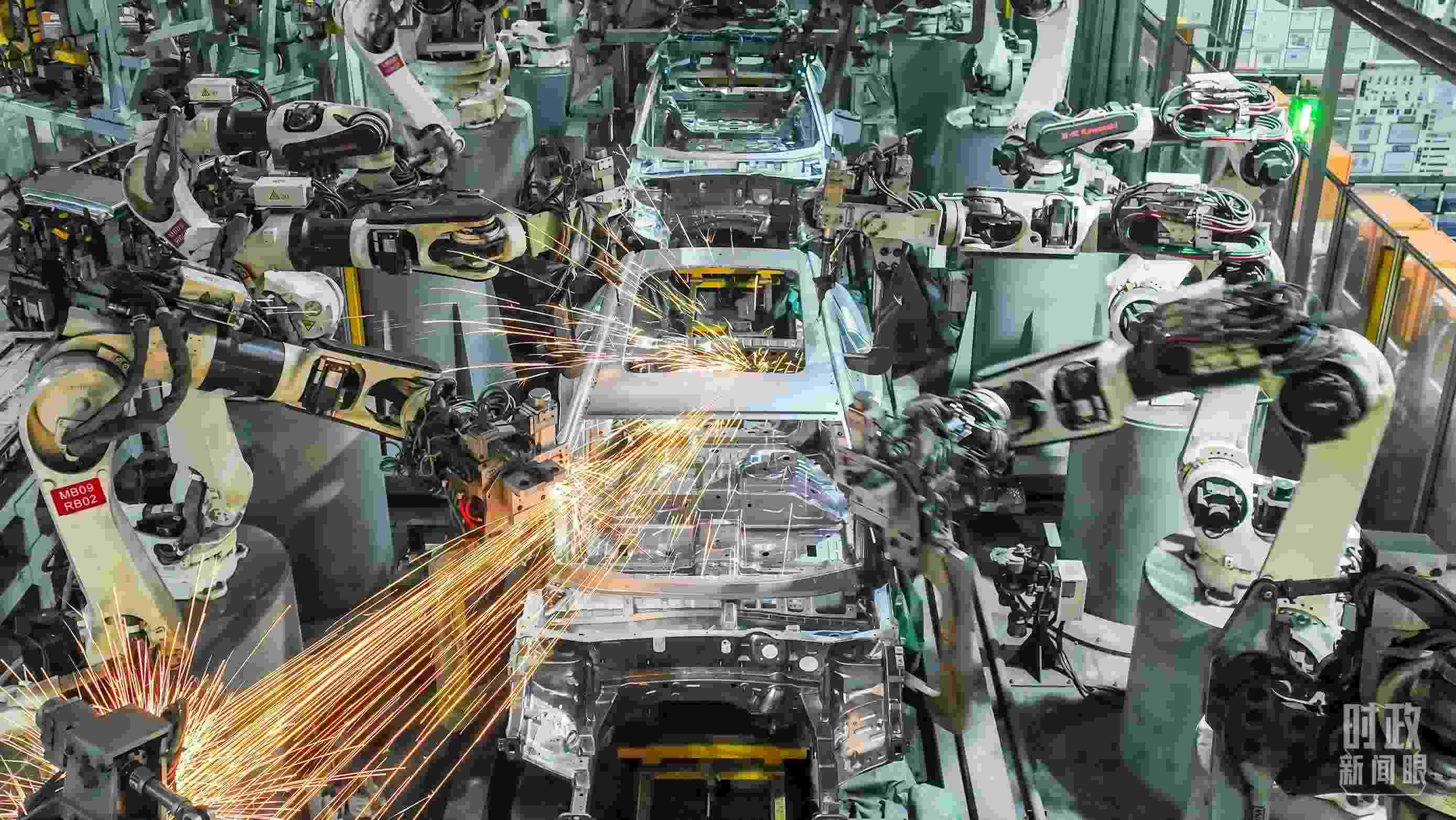  △2024年4月，重慶兩江新區(qū)的一家汽車制造企業(yè)，生產(chǎn)一派繁忙。（圖/視覺中國）