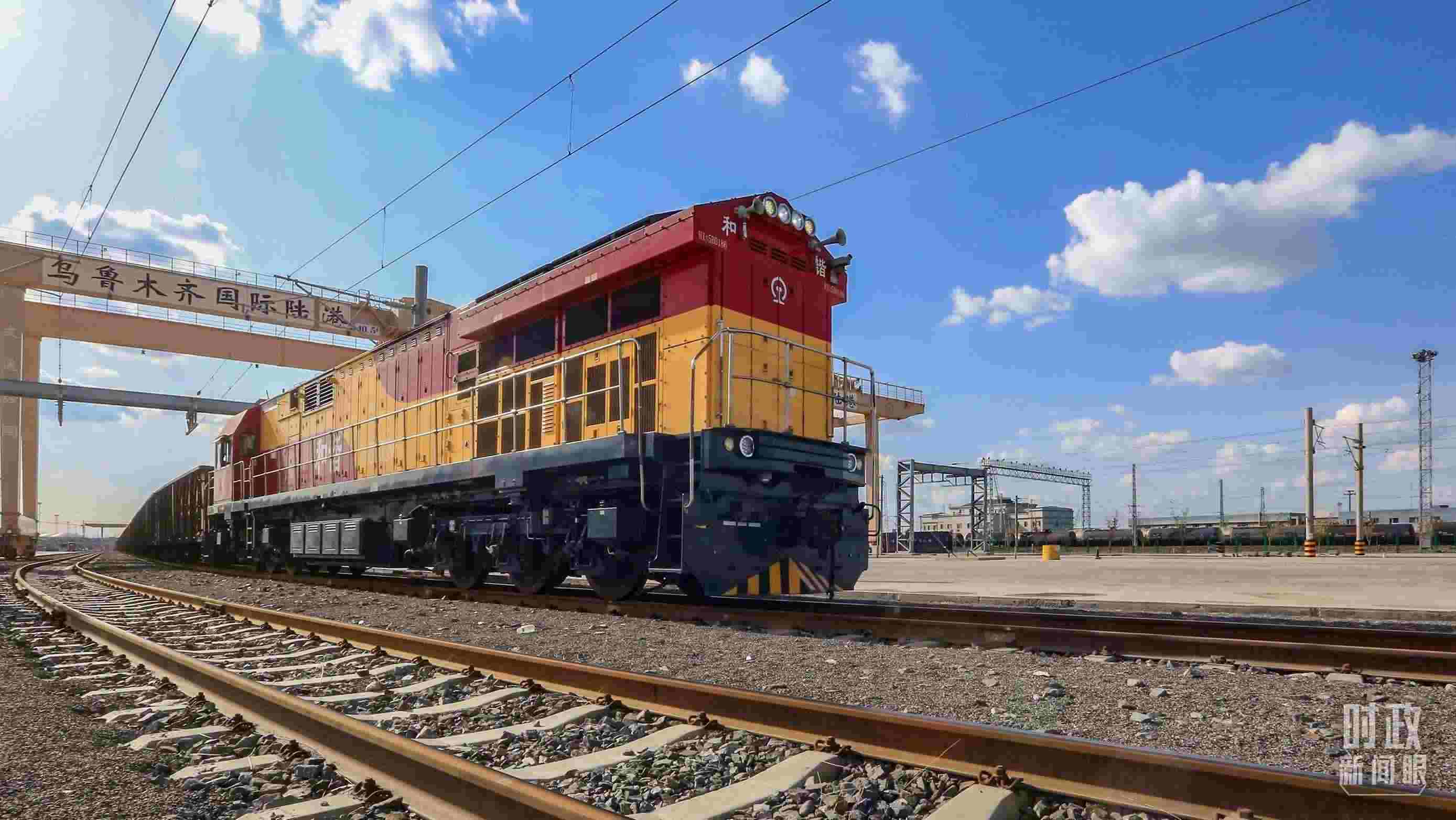 △2024年4月，烏魯木齊國際陸港區(qū)中歐班列“天山號”暢行絲路。（圖/視覺中國）