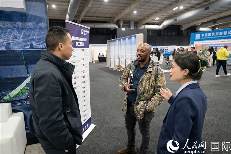 中企工作人員和當(dāng)?shù)厍舐氄呓徽?。希拉茲攝