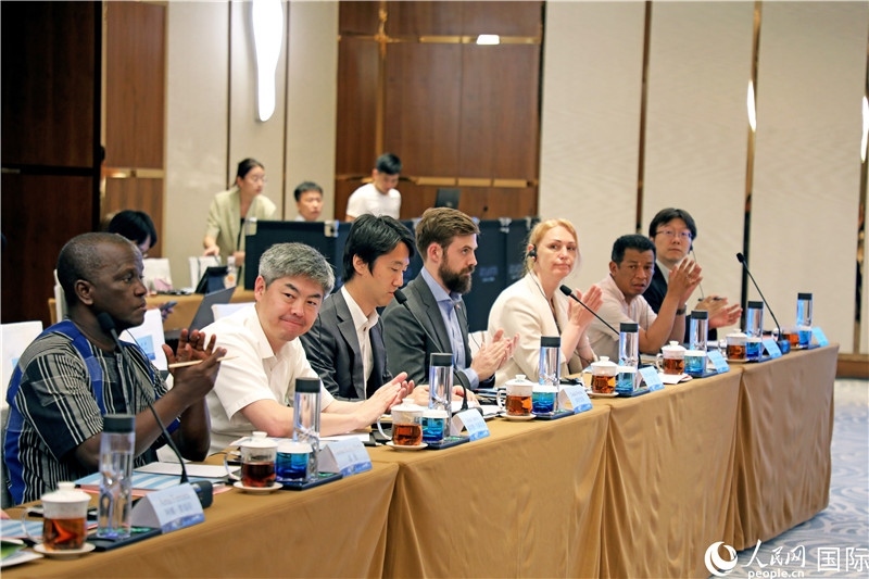 參加產(chǎn)業(yè)對接會的各國駐華使節(jié)。人民網(wǎng)記者趙益普攝