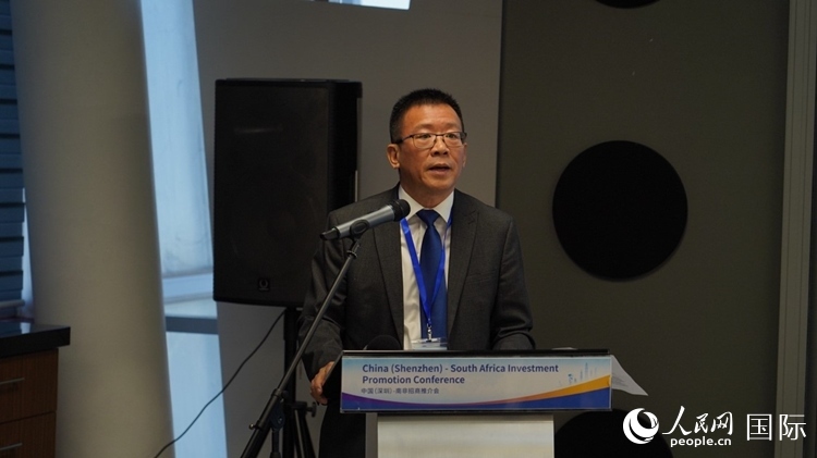 南非中國經(jīng)貿(mào)協(xié)會會長、中國銀行約翰內(nèi)斯堡分行行長張朝陽致辭。人民網(wǎng) 劉暢攝