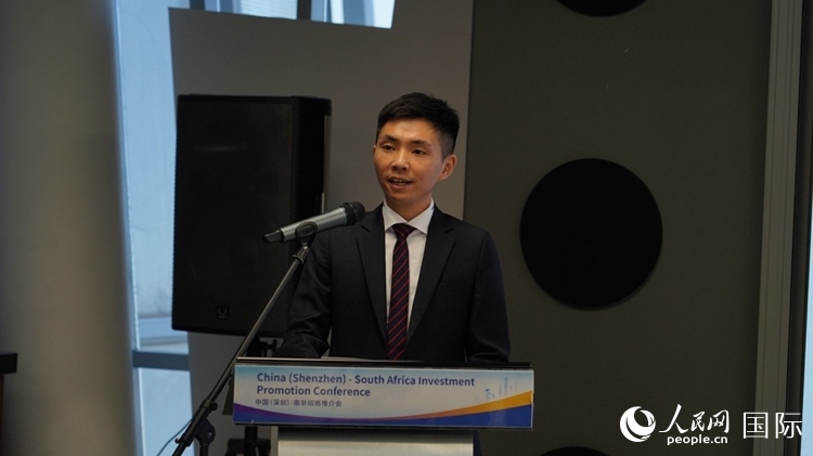 深圳市黃金珠寶首飾行業(yè)協(xié)會副會長李澤鋒介紹深圳市黃金珠寶產(chǎn)業(yè)發(fā)展情況。人民網(wǎng) 劉暢攝