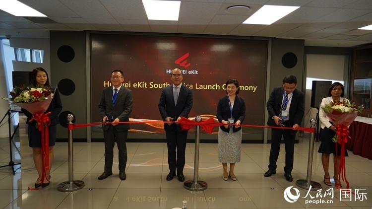 嘉賓出席華為分銷子品牌坤靈出海南非剪彩儀式。 人民網(wǎng) 劉暢攝