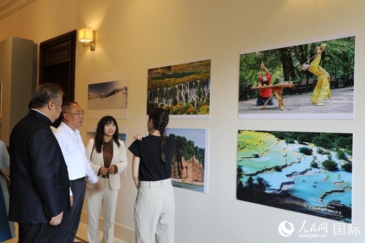 四川省文化和旅游廳副廳長(zhǎng)王成平、墨西哥松林文化中心展覽部主任盧西亞·恩里克斯·岡薩雷斯·薩拉維亞、墨西哥中國(guó)文化中心主任石岳文參觀圖片展。拍攝者為墨西哥分社外籍雇員埃內(nèi)斯托·多明戈斯