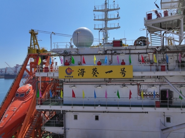 亞洲首艘圓筒型FPSO“?？惶枴苯ㄔ焱旯?。韓慶攝