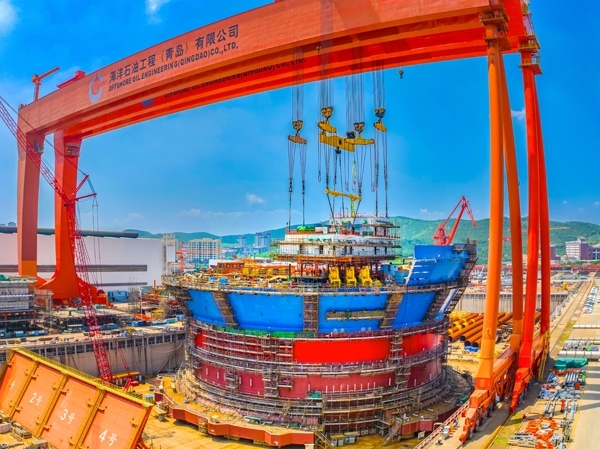 “?？惶枴蓖ㄟ^雙龍門吊進行總裝。侯憲鵬攝