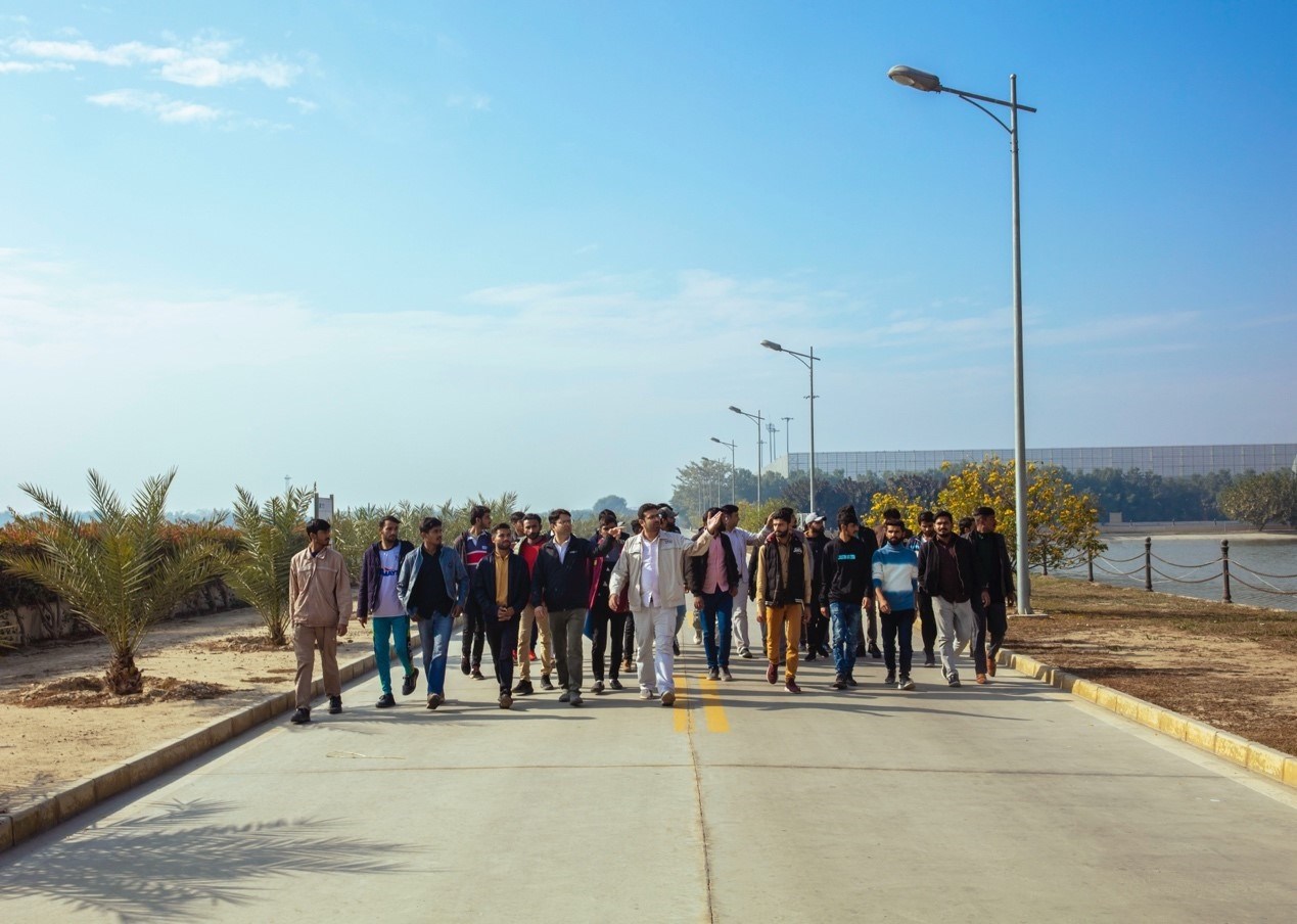 職業(yè)技校學(xué)員參觀中巴經(jīng)濟走廊薩希瓦爾電站。中國華能薩希瓦爾電站 供圖