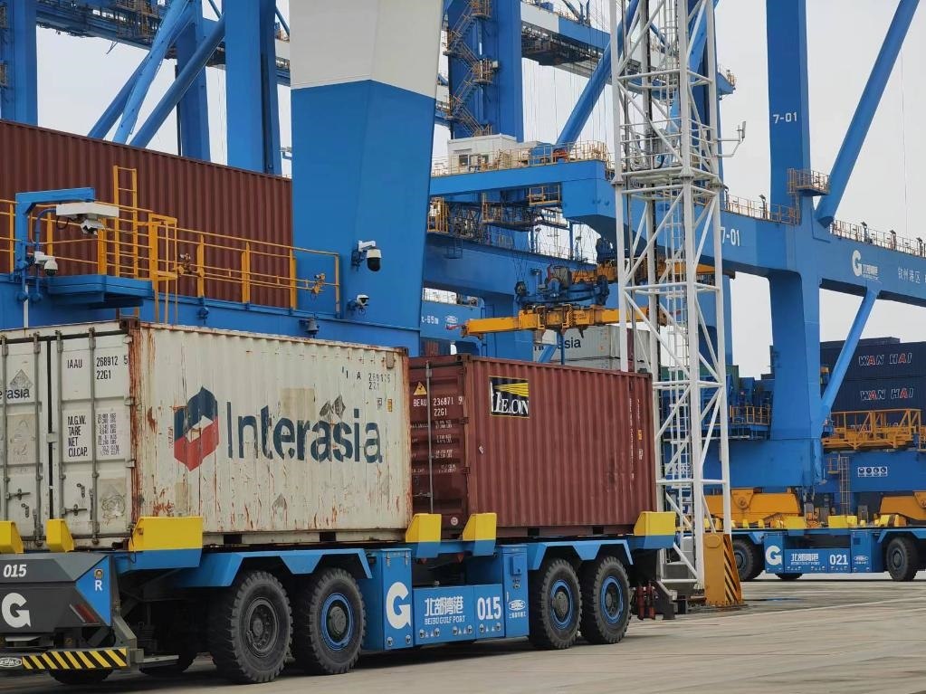 在欽州自動化集裝箱碼頭，智能導引運輸車在運送集裝箱。新華社記者趙歡 攝