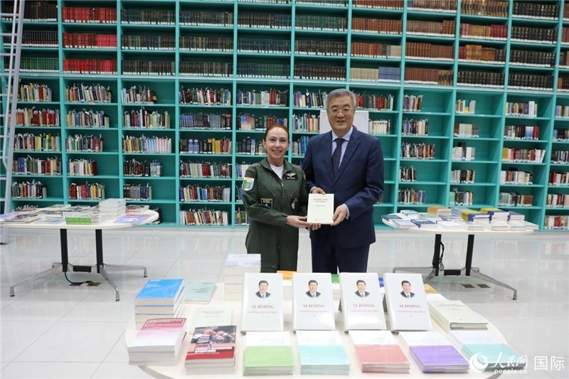 授課后，中國駐巴西大使祝青橋向巴西高等防務(wù)學(xué)院圖書館捐贈了150本書籍。圖為祝青橋和巴西高等防務(wù)學(xué)院院長卡拉·利里奧·馬丁斯在圖書捐贈儀式上。 人民網(wǎng)記者 陳一鳴攝