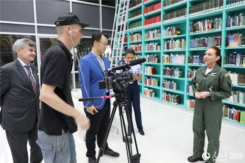 巴西高等防務(wù)學(xué)院院長卡拉·利里奧·馬丁斯接受了人民網(wǎng)的視頻采訪。 人民網(wǎng)記者 陳一鳴攝