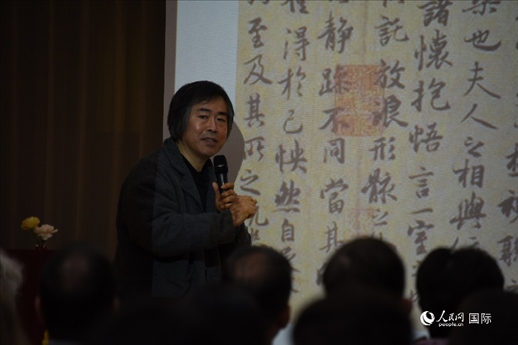 國家畫院王東聲教授介紹中國書法作品。人民網(wǎng)記者 殷淼攝