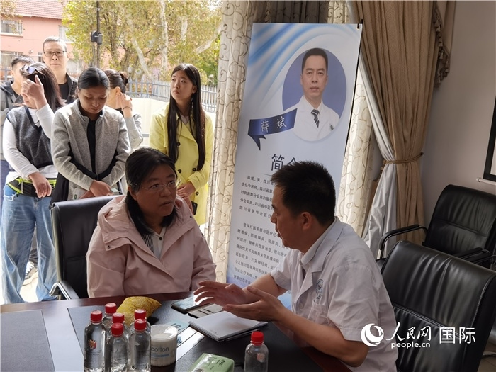 中醫(yī)專家為當(dāng)?shù)厝A僑華人提供中醫(yī)咨詢和診療服務(wù)。 （本報記者 楊謳 攝）