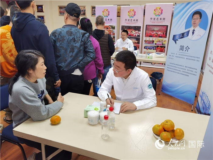 中醫(yī)專家為當(dāng)?shù)厝A僑華人提供中醫(yī)咨詢和診療服務(wù)。 （本報記者 楊謳 攝）