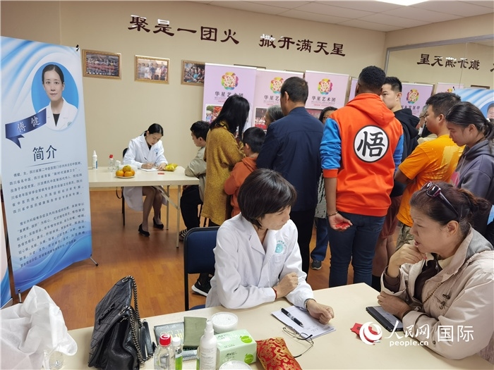 中醫(yī)專家為當(dāng)?shù)厝A僑華人提供中醫(yī)咨詢和診療服務(wù)。 （本報記者 楊謳 攝）