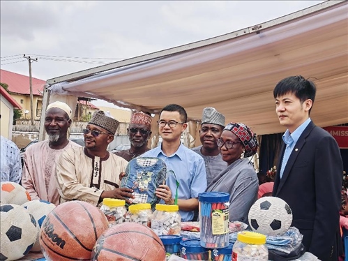 中尼友誼示范校物資捐贈。駐尼日利亞使館供圖