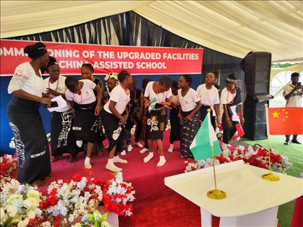 師生們載歌載舞。駐尼日利亞使館供圖