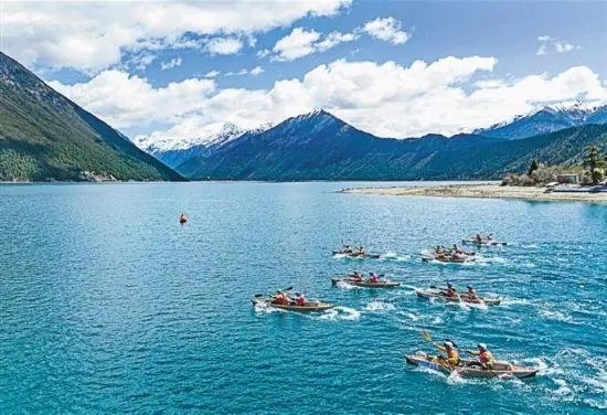 2024年4月20日，2024年巴松措國際漂流公開賽的選手在比賽中。 新華社記者 孫非攝