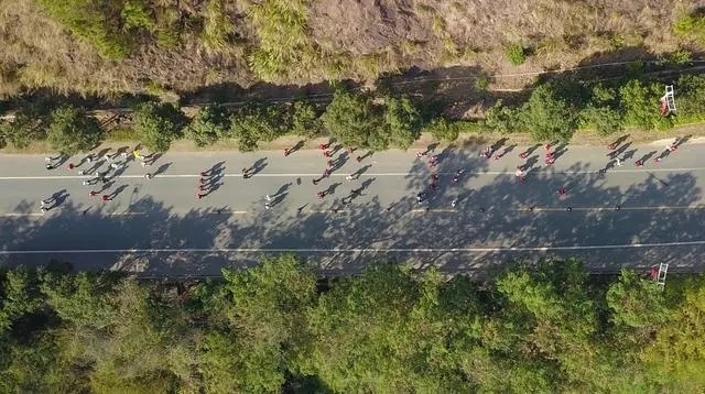 1月6日，健身愛好者在徒步活動中（無人機照片）。新華社記者 黃國保攝