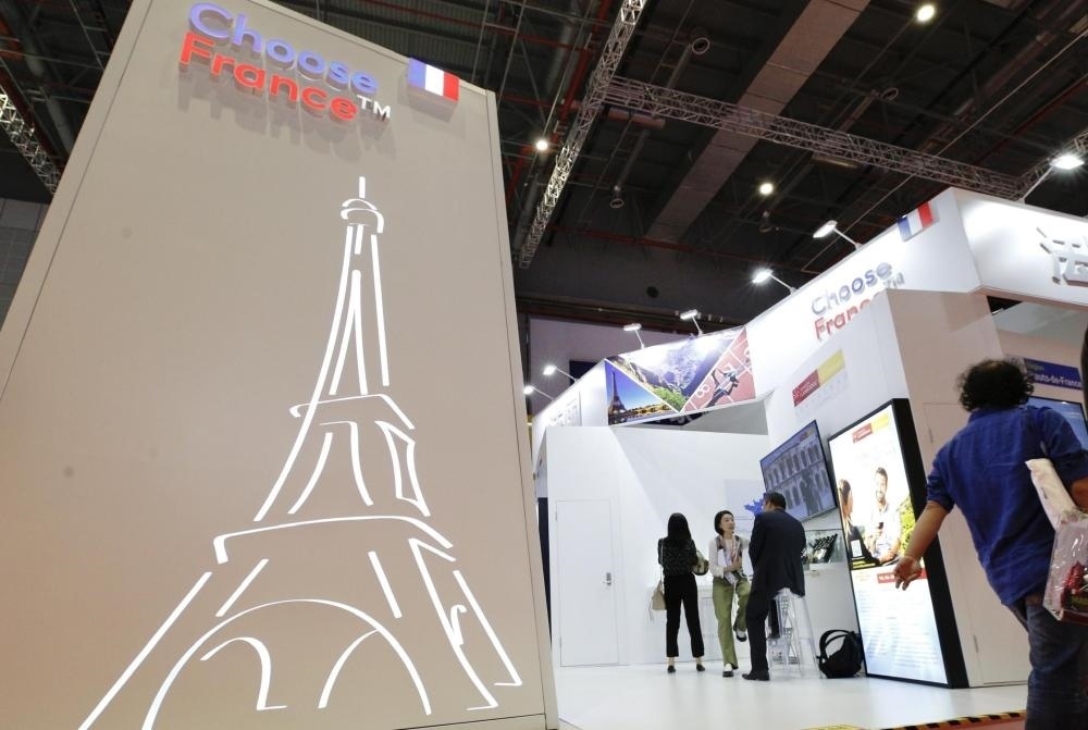 2019年11月5日，第二屆中國國際進(jìn)口博覽會(huì)在上海國家會(huì)展中心開幕。這是參觀者走過法國國家館。新華社記者 張玉薇 攝