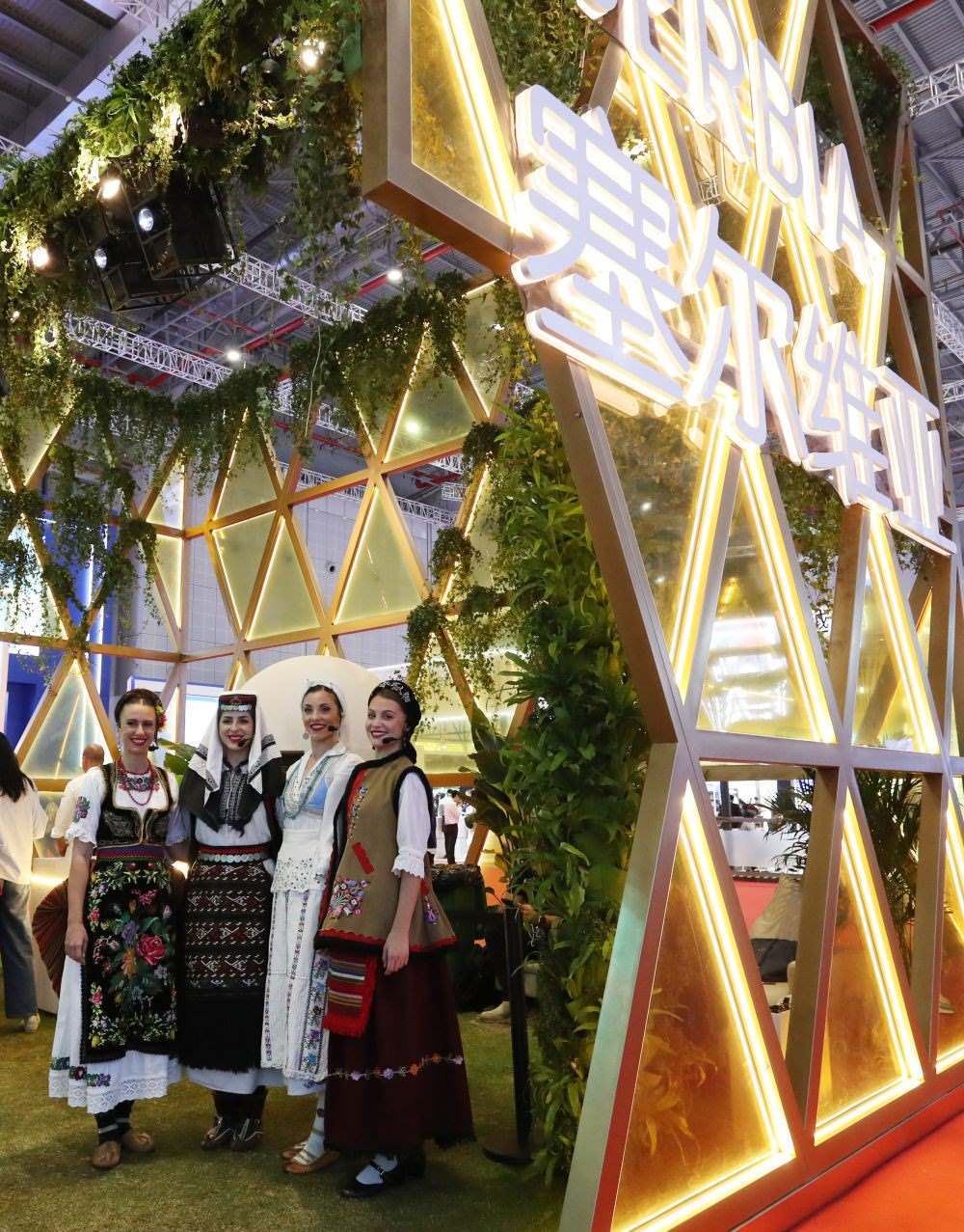 2023年11月6日，身著傳統(tǒng)服飾的演職人員在上海進(jìn)博會(huì)國家展塞爾維亞展臺(tái)迎接參觀者。第六屆進(jìn)博會(huì)國家展全面恢復(fù)線下舉辦，洪都拉斯、塞爾維亞、越南、南非、哈薩克斯坦作為本屆進(jìn)博會(huì)主賓國在國家展亮相。新華社記者 方喆 攝