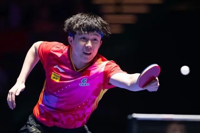 2024年4月15日，王楚欽在澳門世界杯比賽中回球。新華社記者 張金加攝