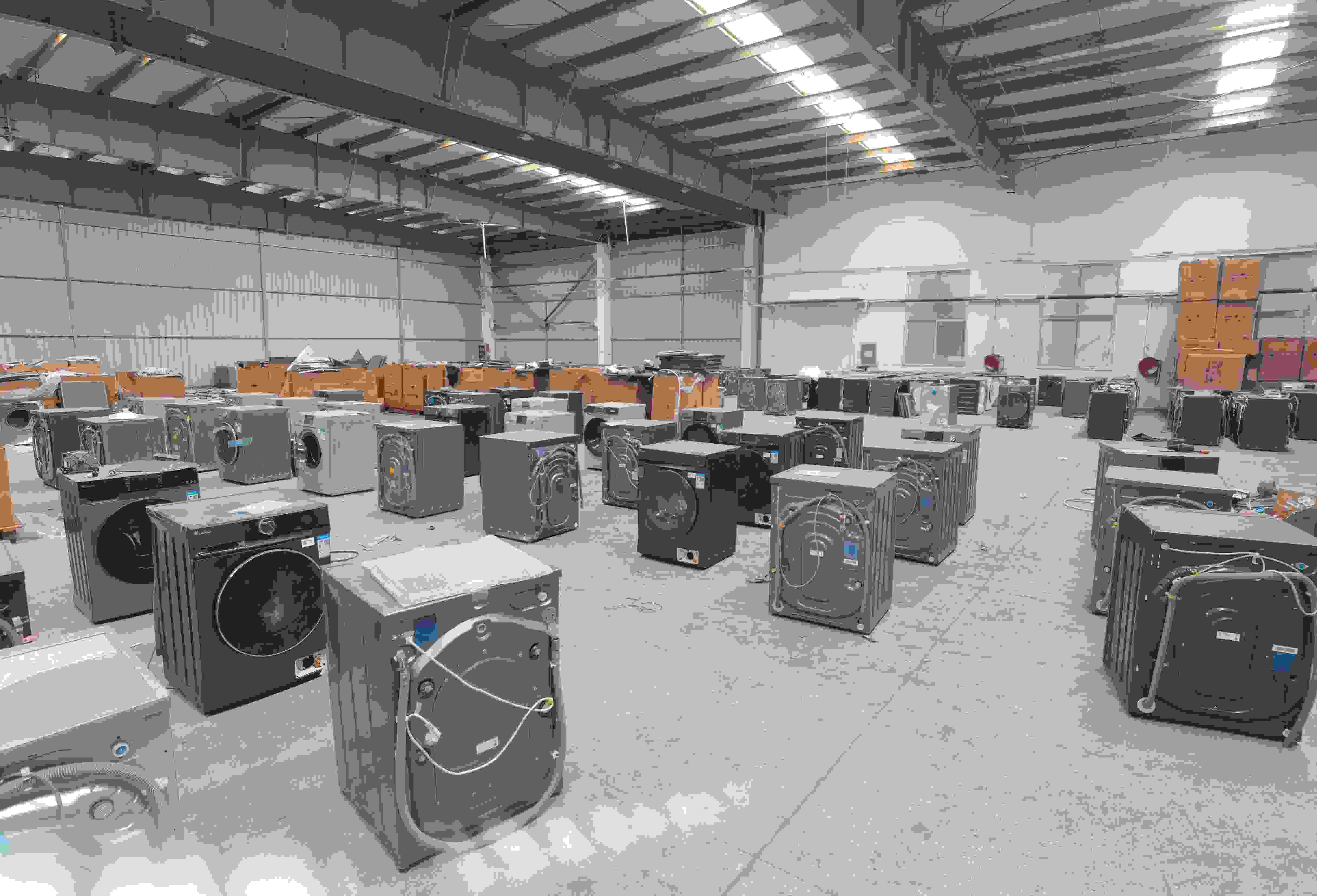 專案組民警查扣涉案場所及假冒知名品牌洗衣機。巨野警方供圖