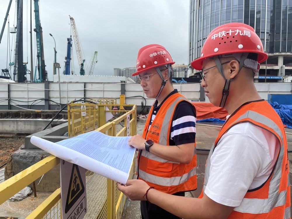 2024年4月26日，深圳市五一勞動獎章獲得者、中鐵十九局軌道公司項目副經(jīng)理夏荔（左）在穗莞深城際鐵路前皇段皇崗口岸站建設現(xiàn)場忙碌。新華社發(fā)