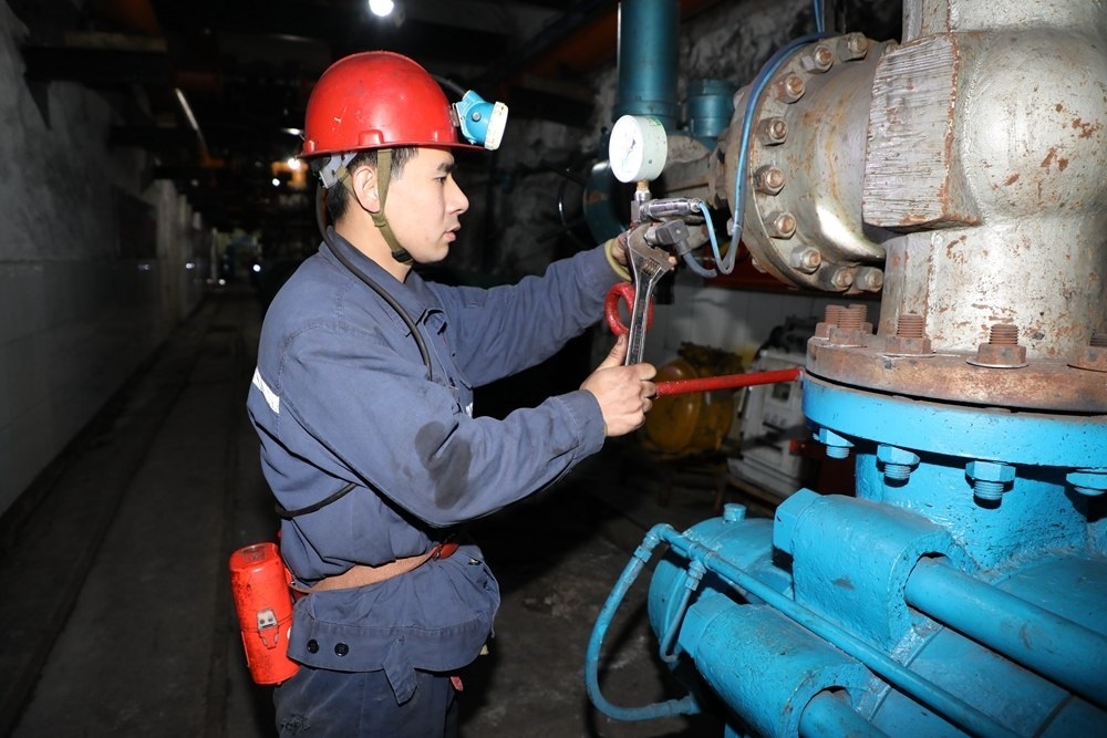 2024年4月30日，冀中能源峰峰集團新屯礦機電區(qū)副區(qū)長顧博在井下泵房檢修水泵。新華社發(fā)