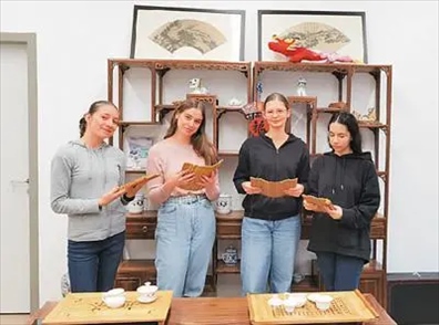 匈中雙語學(xué)校的學(xué)生胡靈月(左一)、宋智孝(右二)學(xué)習(xí)中國(guó)茶文化。