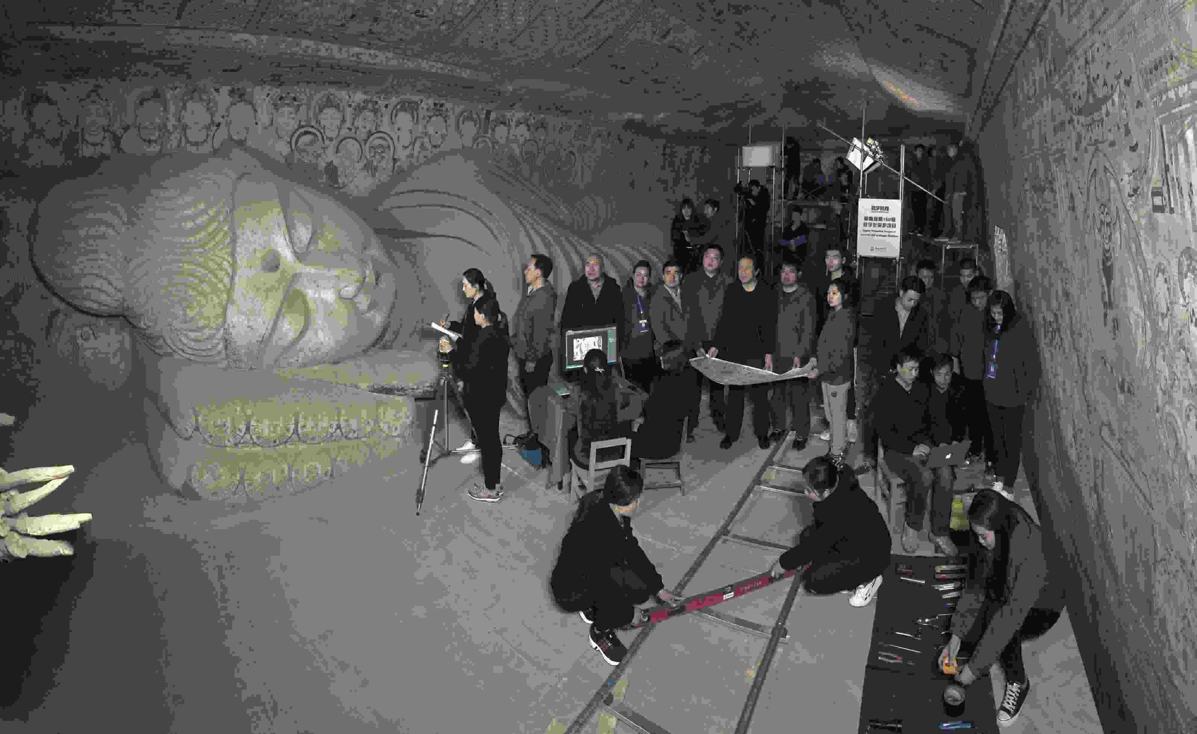 敦煌研究院文物數(shù)字化團(tuán)隊(duì)在莫高窟第158窟工作現(xiàn)場。敦煌研究院供圖