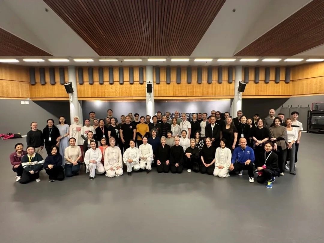 陳正雷老師與培訓(xùn)班全體學(xué)員合影留念。斯德哥爾摩中國文化中心供圖