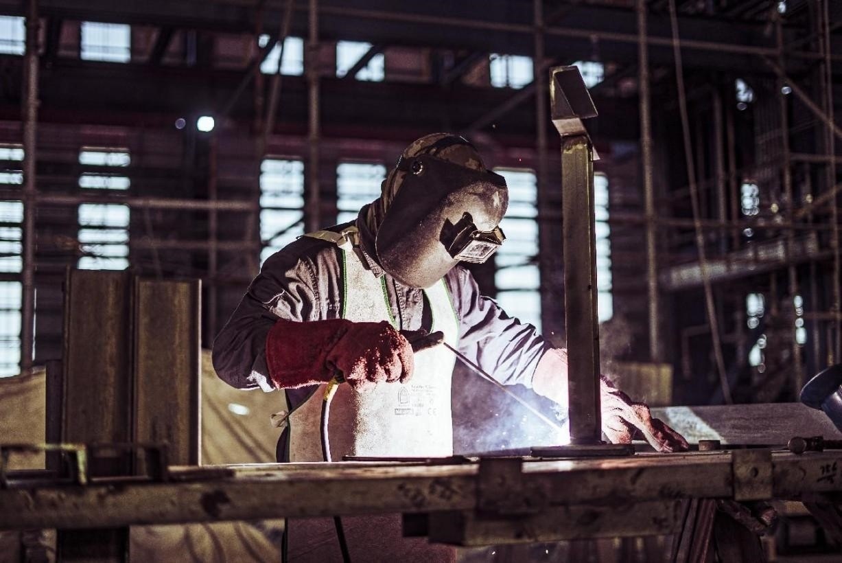 工人在沙特國王港項目現(xiàn)場進行焊接操作。山東電建供圖