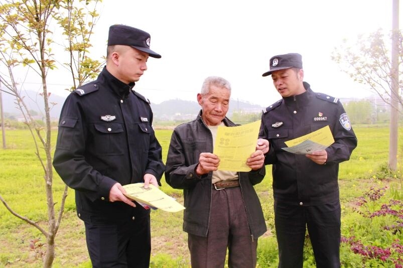 向村民宣傳反詐知識。