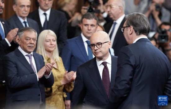  5月2日，在塞爾維亞貝爾格萊德，新一任政府總理武切維奇（中）出席就職儀式。新華社發(fā)（普雷德拉格·米洛薩夫列維奇攝）