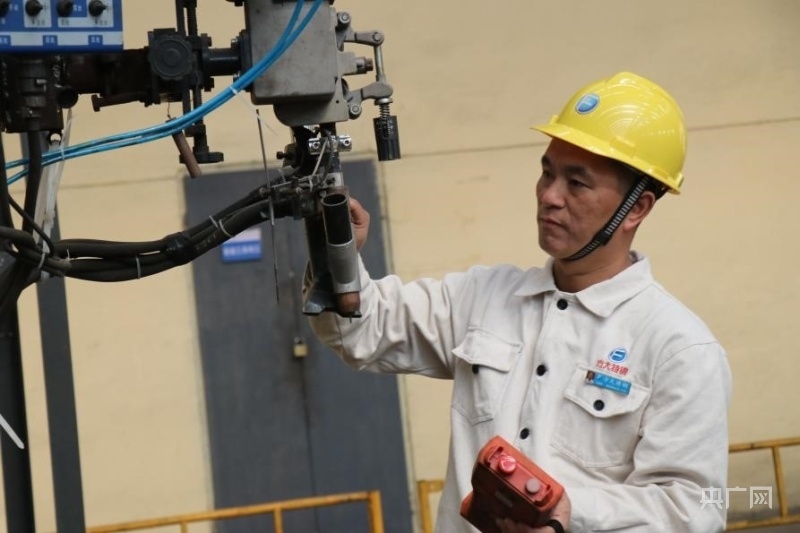 甘榮剛正在檢查焊接設備(央廣網(wǎng)記者 劉培俊 攝)