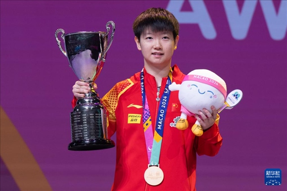 2024年4月21日，在2024年澳門國(guó)際乒聯(lián)女子世界杯決賽中，孫穎莎奪得冠軍。圖為孫穎莎在頒獎(jiǎng)臺(tái)上。新華社記者 張金加 攝