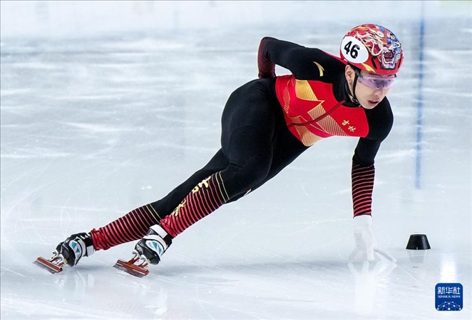 2024年2月18日，第十四屆全國(guó)冬季運(yùn)動(dòng)會(huì)短道速滑（公開組）男子1000米決賽，孫龍奪得冠軍，圖為吉林隊(duì)選手孫龍?jiān)诒荣愔?。新華社記者 李博 攝