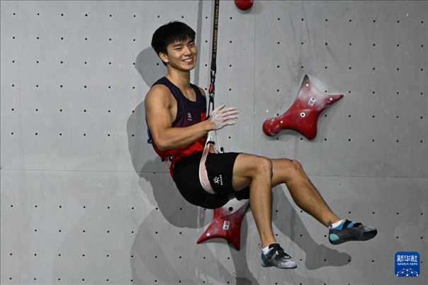 2024年4月13日，在江蘇吳江舉行的2024年國(guó)際攀聯(lián)攀巖世界杯（吳江站）男子速度決賽中，中國(guó)選手伍鵬獲得冠軍。圖為中國(guó)選手伍鵬在決賽后慶祝。新華社發(fā)（王須中攝）