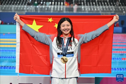 2024年2月13日，2024年世界游泳錦標(biāo)賽游泳項(xiàng)目女子100米蛙泳決賽在卡塔爾多哈舉行。圖為冠軍中國(guó)選手唐錢婷在頒獎(jiǎng)儀式后慶祝。新華社記者 薛宇舸 攝