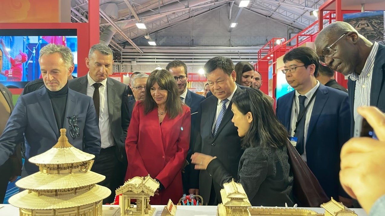 巴黎市市長(zhǎng)安妮·伊達(dá)爾戈參觀展覽。主辦方供圖