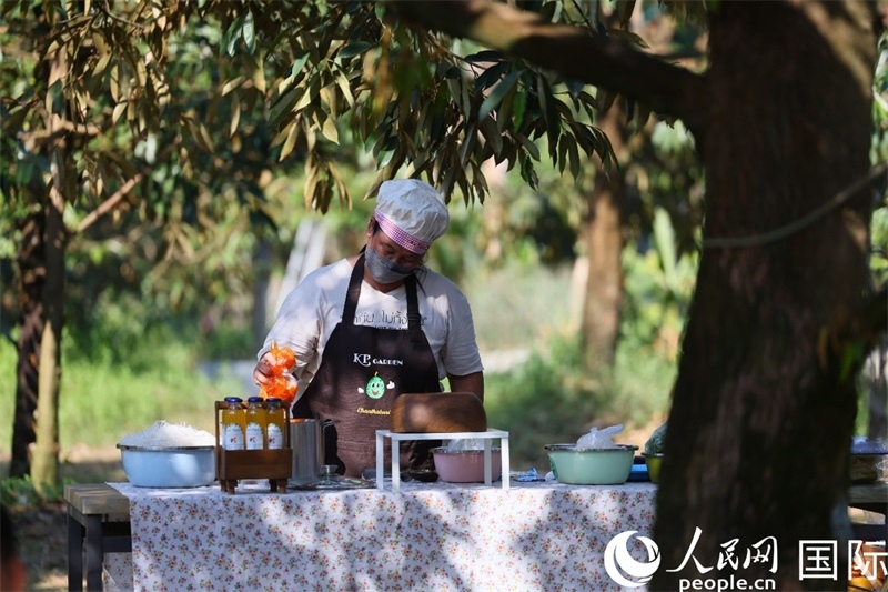 工作人員正在準備特色果汁。人民網(wǎng)記者 白元琪攝