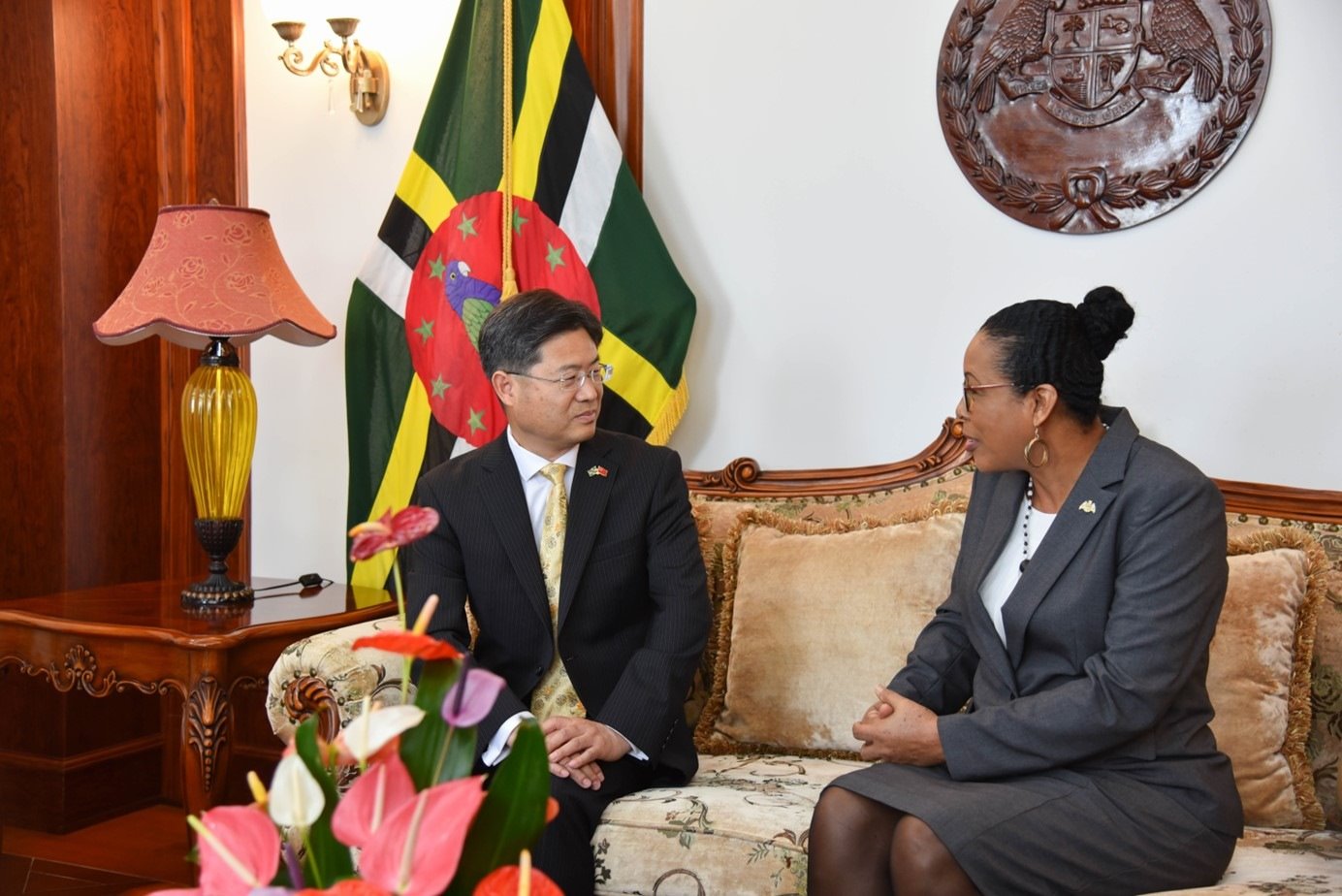 當(dāng)?shù)貢r間5月3日，中國新任駐多米尼克大使儲茂明（左）向多總統(tǒng)伯頓遞交國書。 中國駐多米尼克大使館供圖