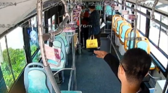 公交車(chē)上他一聲大吼！魏杰，好樣的！