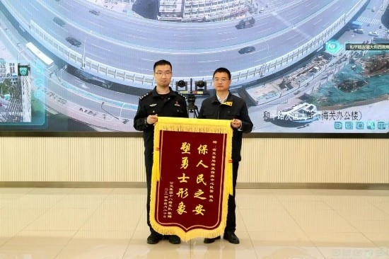 公交車(chē)上他一聲大吼！魏杰，好樣的！