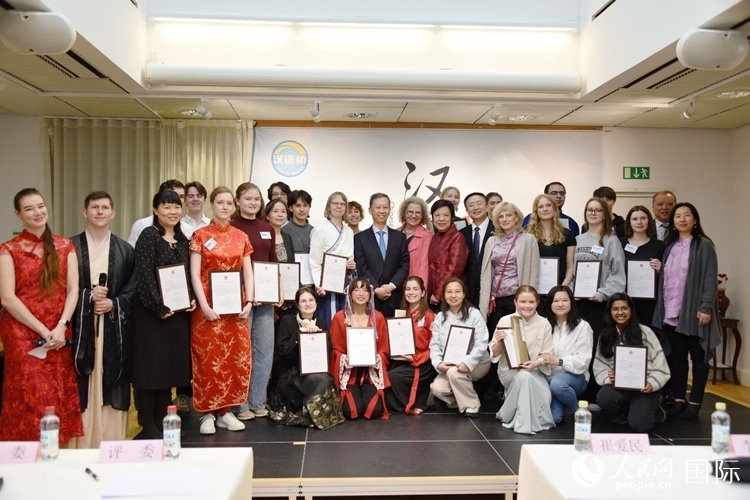 中國駐瑞典大使崔愛民、使館負責(zé)教育事務(wù)的黃立瓊參贊、預(yù)選賽評委老師和指導(dǎo)老師，以及所有獲獎選手合影留念。人民網(wǎng)記者 殷淼攝